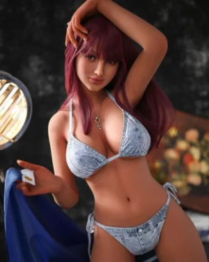 Gina - Realistische rothaarige Sexpuppe mit hellem Teint Ganzkörperansicht